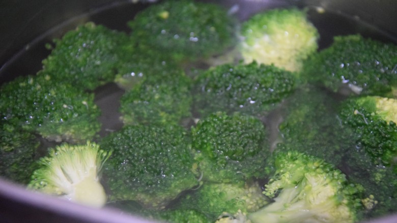 香肠炒西蓝花,西蓝花倒入开水锅煮两分钟左右