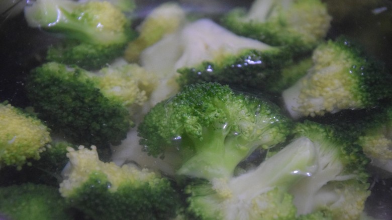 香肠炒西蓝花,捞出过冷水后沥干