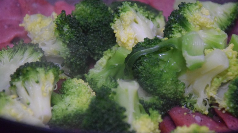 香肠炒西蓝花,倒入西蓝花翻炒一分钟