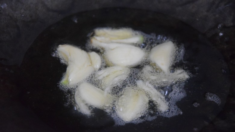 香肠炒西蓝花,热锅凉油，倒入大蒜炒香