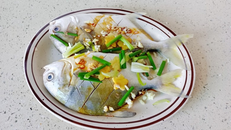 盐焗烤鱼,<a style='color:red;display:inline-block;' href='/shicai/ 788'>生抽</a>一勺,盐半勺,再放上少许的葱段。
