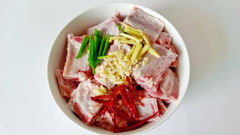 奥尔良烤排骨,加葱段,生姜丝,辣椒丝。