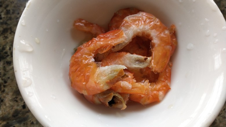 虾米粉丝煲,<a style='color:red;display:inline-block;' href='/shicai/ 289'>虾米</a>去壳后洗净,放碗里,加适量料酒浸泡一下