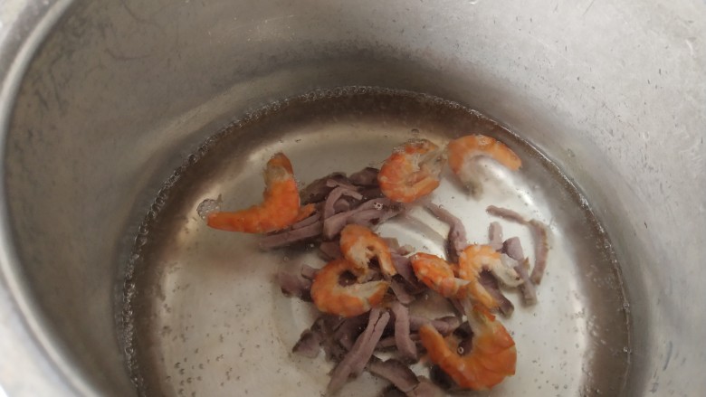 虾米粉丝煲,锅里放入清水,把咸肉和虾米一同入锅烧开后转小火再焖烧2分钟