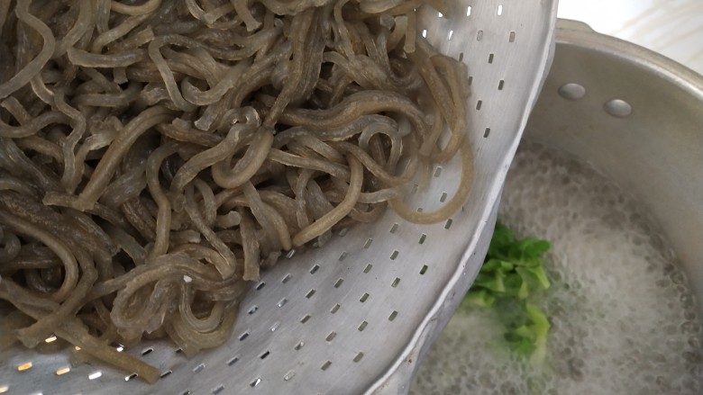 虾米粉丝煲,加入粉丝,盖盖烧2分钟,再加入叶子