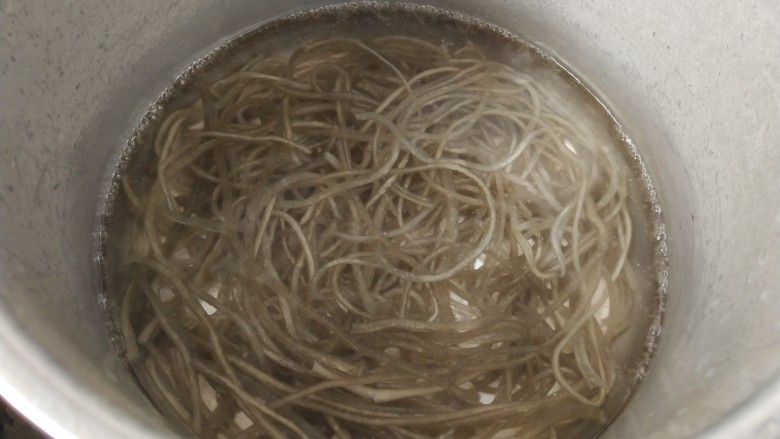 虾米粉丝煲,把粉丝和清水一起下锅,烧开后再烧2分钟