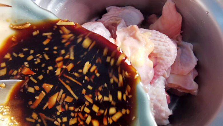 姜葱冬菇蒸滑鸡,腌料倒入鸡肉中,抓腌后腌制半小时