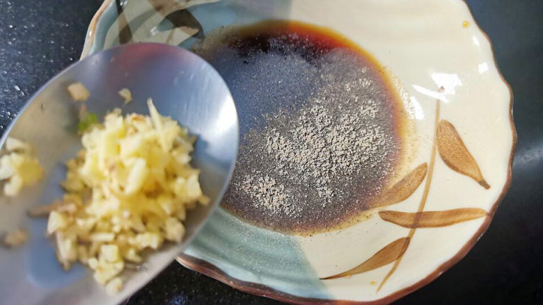 姜葱冬菇蒸滑鸡,加入姜末拌匀成腌料(可增加去腥效果)