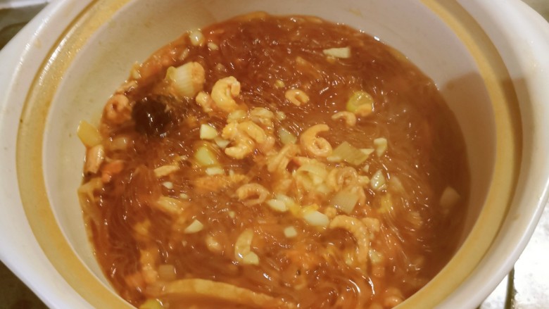 虾米粉丝煲,粉丝吸收了汤汁,翻拌均匀即可关火。