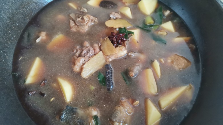 豆角焖卷子,加入适量的清水倒入土豆大火煮开,转小火炖7~8分钟