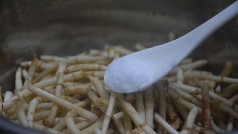凉拌鱼腥草,鱼腥草中加入少许盐,抓一会