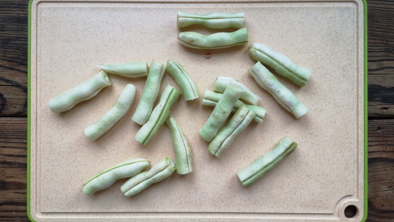 豆角焖卷子,豆角洗净掰段,平谷当地管这种豆角叫“白不老”。