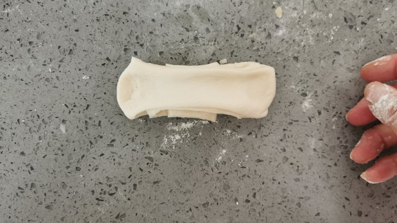 豆角焖卷子,取一个,稍微抻一下