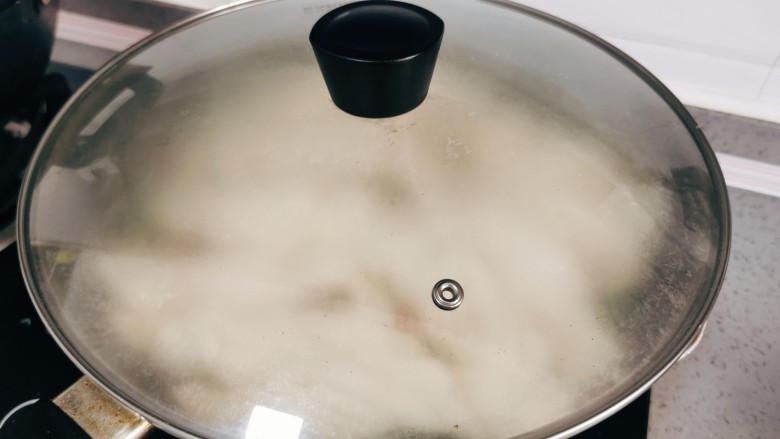 豆角焖卷子,盖上锅盖,焖煮至上汽后,计时10分钟