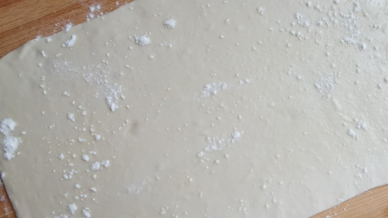 豆角焖卷子,再撒上少许面粉,这样做出的花卷分层更清晰。