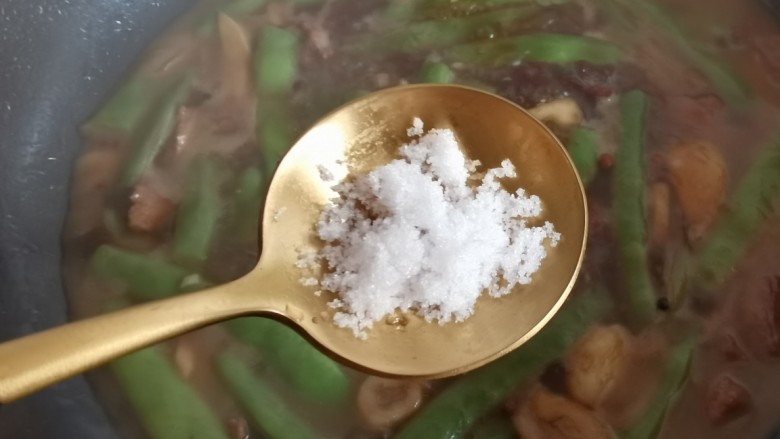 豆角焖卷子,加入白<a style='color:red;display:inline-block;' href='/shicai/ 10588'>糖</a>和盐,中小火先把芸豆炖至七八分熟。