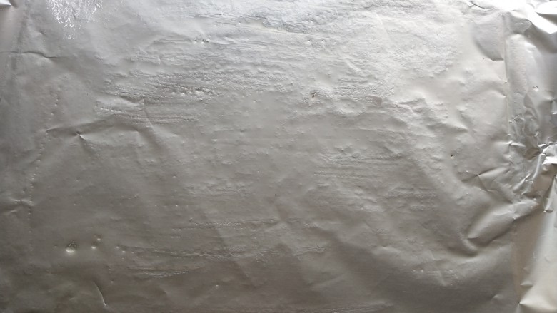 奥尔良烤排骨,提前预热烤箱,200度15分钟,烤盘上铺上锡纸,刷上一层调匀的蜂蜜油