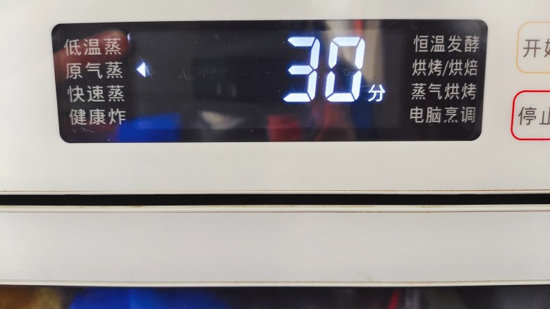 姜葱冬菇蒸滑鸡,放入蒸箱,蒸30分钟
