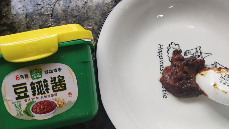 酱卧鸡蛋,盘里放入一勺豆瓣酱