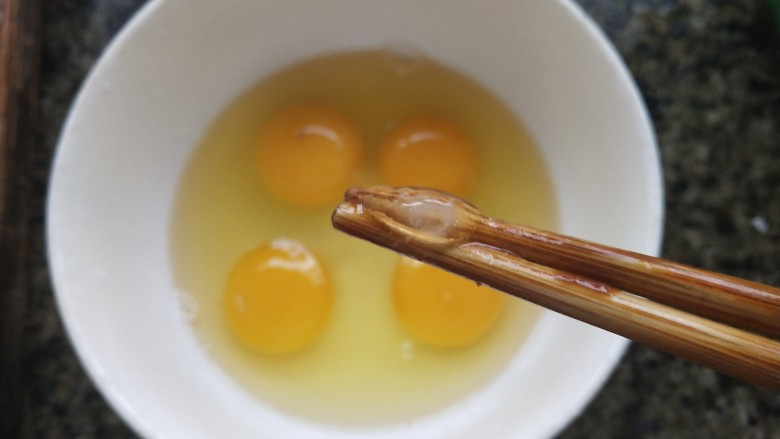 酱卧鸡蛋,鸡蛋磕入碗中,挑去鸡眼