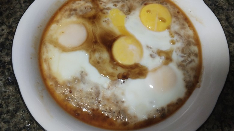 酱卧鸡蛋,时间到,出锅,倒入适量<a style='color:red;display:inline-block;' href='/shicai/ 3738'>芝麻油</a>