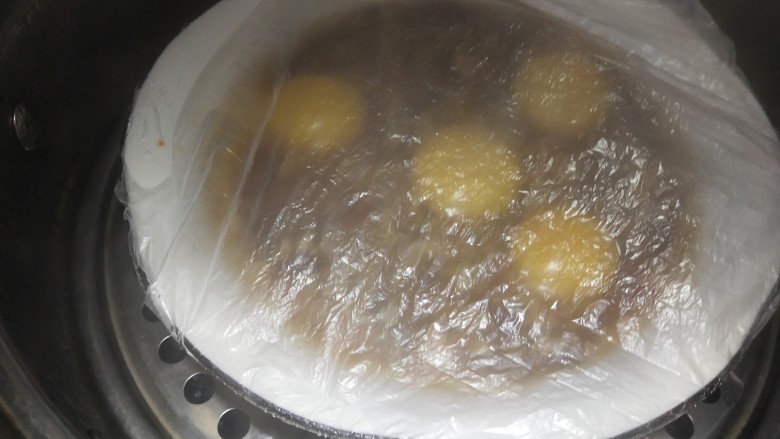 酱卧鸡蛋,盖上保鲜膜,放入盛着开水的蒸锅里,大火蒸15分钟