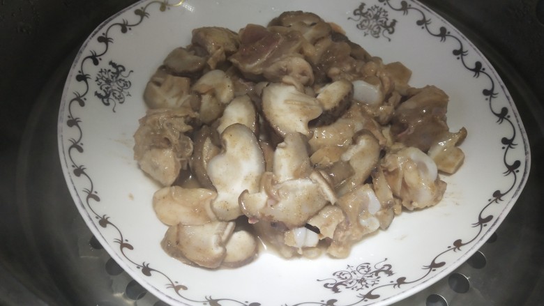 姜葱冬菇蒸滑鸡,放入盘中,上锅蒸25分钟左右