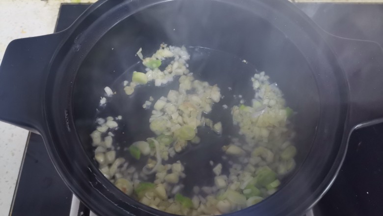 虾米粉丝煲,砂锅烧热,加入适量的油,下入葱姜蒜爆香