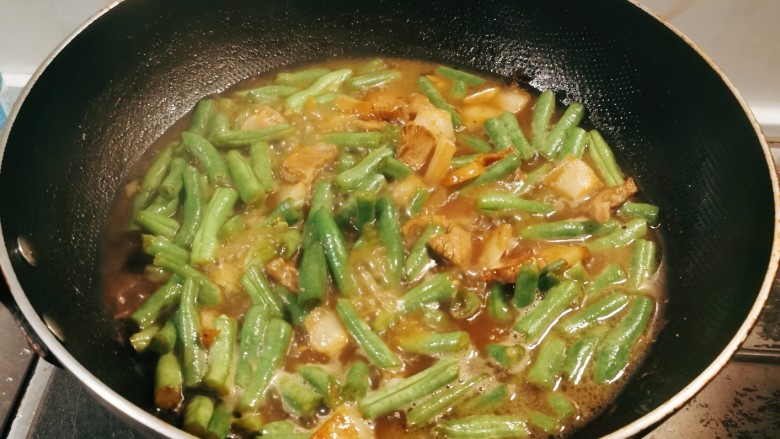 豆角焖卷子,加入一碗清水,烧开。