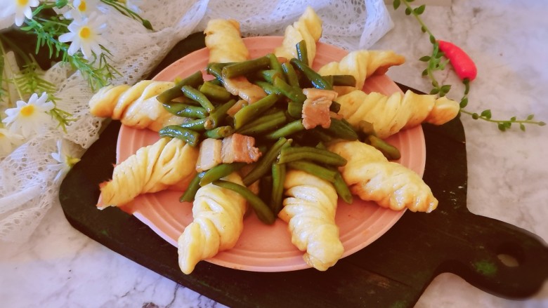 豆角焖卷子,出锅啦,装盘上桌。