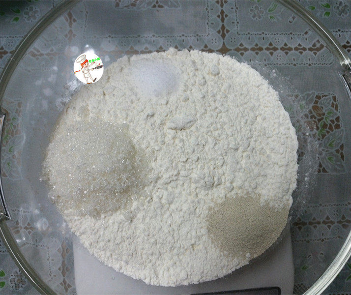 圣诞老人面包,先来做中种:将主料除<a style='color:red;display:inline-block;' href='/shicai/ 887'>黄油</a>以外的食材,放入碗中