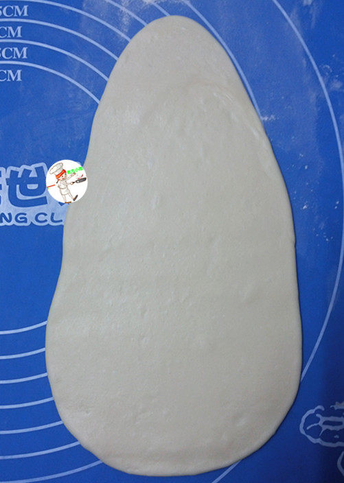 圣诞老人面包,取图7中B一份50%大面团:擀成水粒型状面饼,作圣诞老人的身体,长度按烤盘大小来,移至铺好油纸的烤盘中