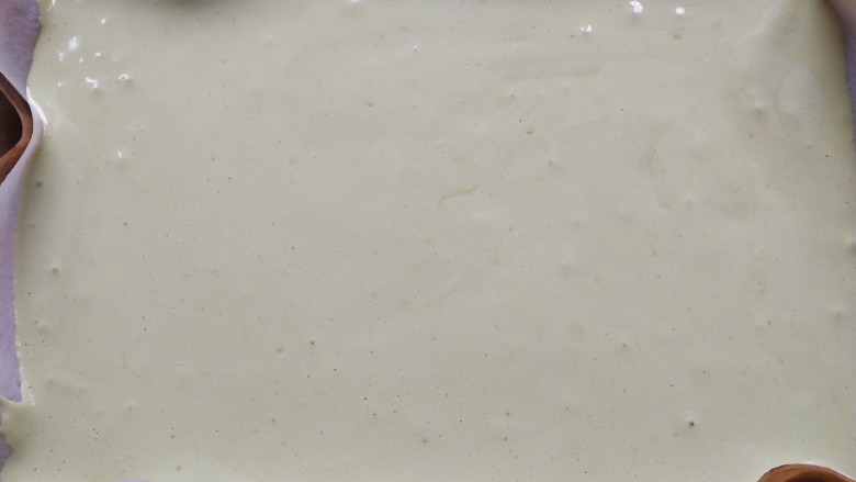 圣诞树蛋糕,把蛋糊倒入铺有油纸的烤盘上,刮平,震去气泡