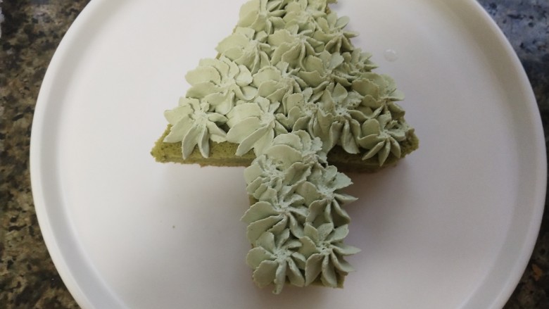 圣诞树蛋糕,取一片三角形和长方形,在上面裱花