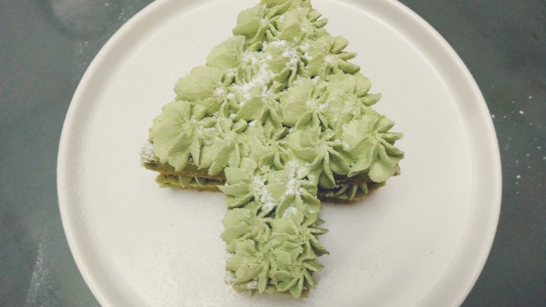 圣诞树蛋糕,再裱一层花,筛上糖粉