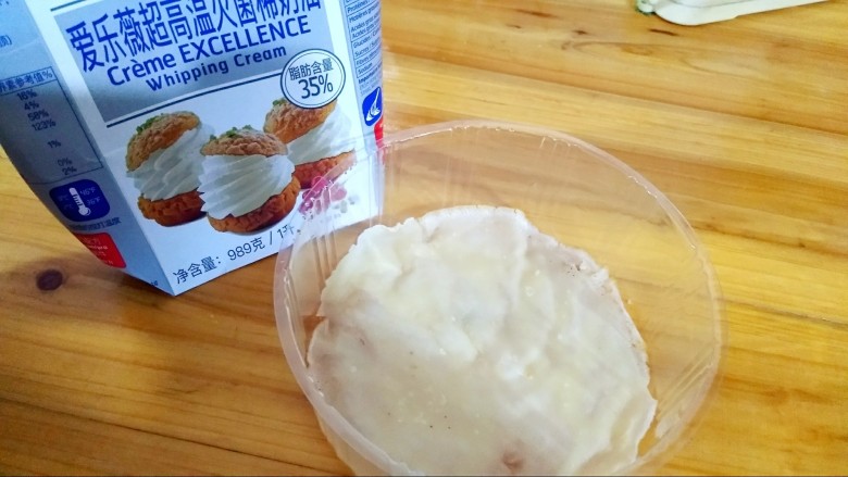 圣诞树蛋糕,准备些淡奶打发