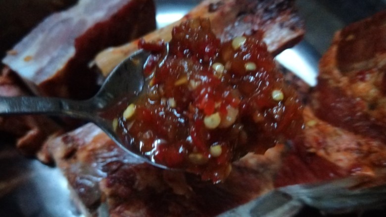 奥尔良烤排骨,加入一大勺<a style='color:red;display:inline-block;' href='/shicai/ 814'>蒜蓉辣酱</a>,一勺奥尔良烤酱抓均匀,加入黑胡椒,不用加盐了