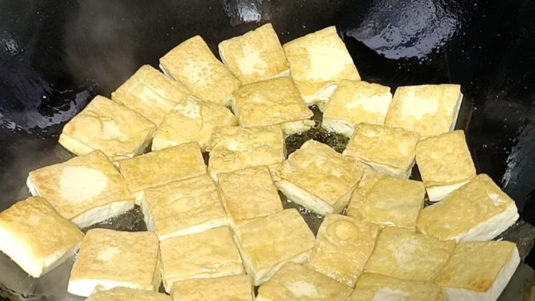 孜然煎豆干,煎香后翻面,煎至两面金黄