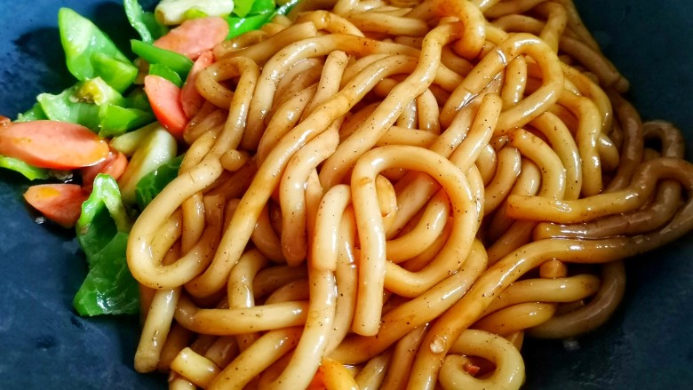 青椒火腿土豆粉,加1勺豆瓣酱炒出红油,再加入土豆粉翻炒1分钟,