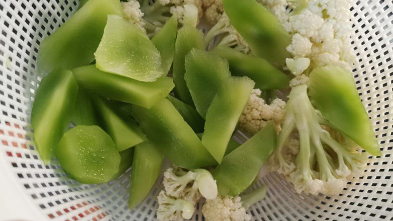 盐焗烤鱼,莴笋去皮切块,花菜拆成小朵,浸泡半小时后洗净