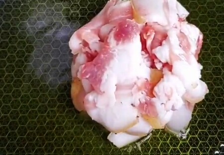 豆角焖卷子,油锅烧热,放入五花肉。