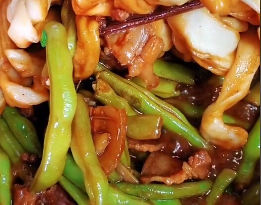 豆角焖卷子,卷子蘸上汁水,就着豆角。