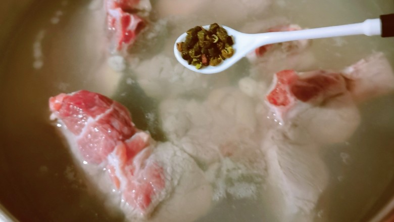 奥尔良烤排骨,排骨清洗干净放入开水中煮1-2分钟,水中加入<a style='color:red;display:inline-block;' href='/shicai/ 700'>花椒</a>去腥增香。