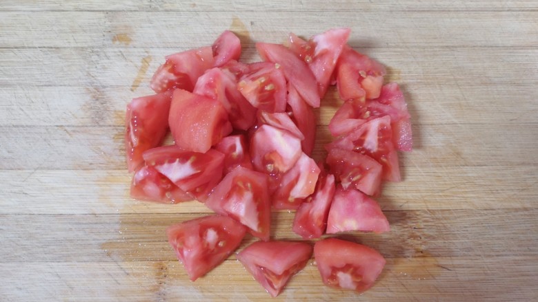 茄汁花菜,<a style='color:red;display:inline-block;' href='/shicai/ 3551'>西红柿</a>去皮切成小块。