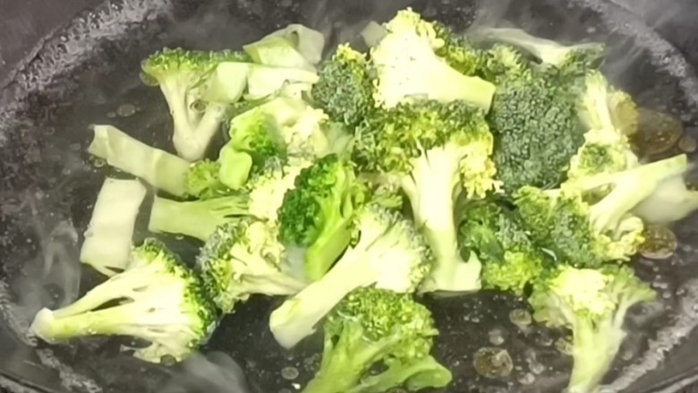 茄汁花菜,将西兰花放入油盐开水锅煮至断生,捞出备用
