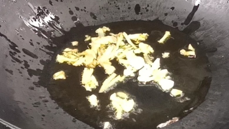 茄汁花菜,再起锅烧油,爆香姜蒜末