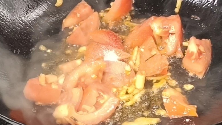 茄汁花菜,加适量盐,炒匀至熟烂