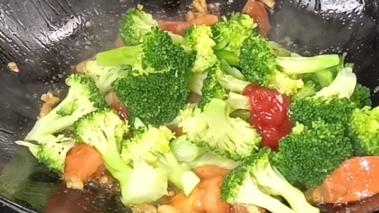 茄汁花菜,放入西兰花和<a style='color:red;display:inline-block;' href='/shicai/ 699'>番茄酱</a>,炒匀入味