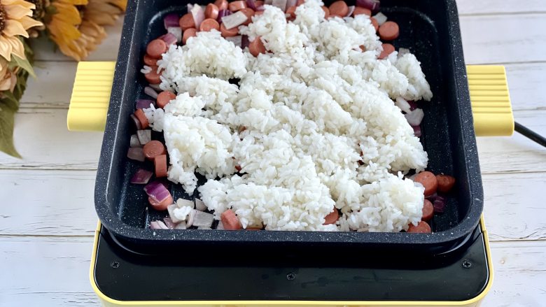 不用烤箱就能做的芝士火腿焗饭,满满的拉丝,每一口都是幸福感,下盘转小火,加入米饭