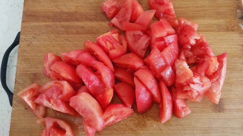 番茄烧排骨,<a style='color:red;display:inline-block;' href='/shicai/ 3551'>西红柿</a>用开水烫几分钟,剥皮后切成块